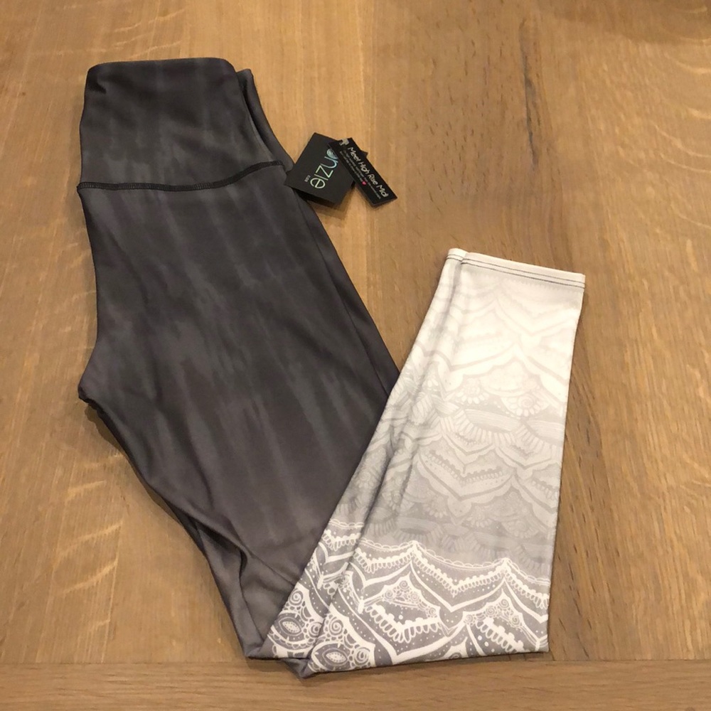 Onzie Grey Print High Rise Midi legging NWT